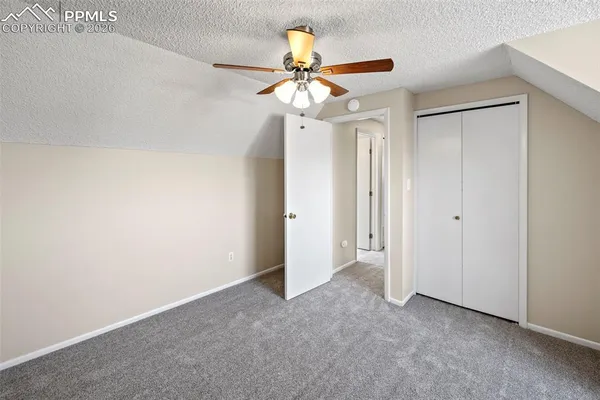 a view of an chandelier and a chandelier fan in a room