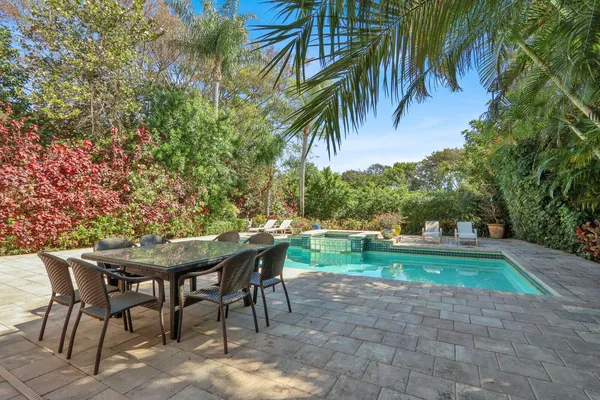 a view of yard with green space