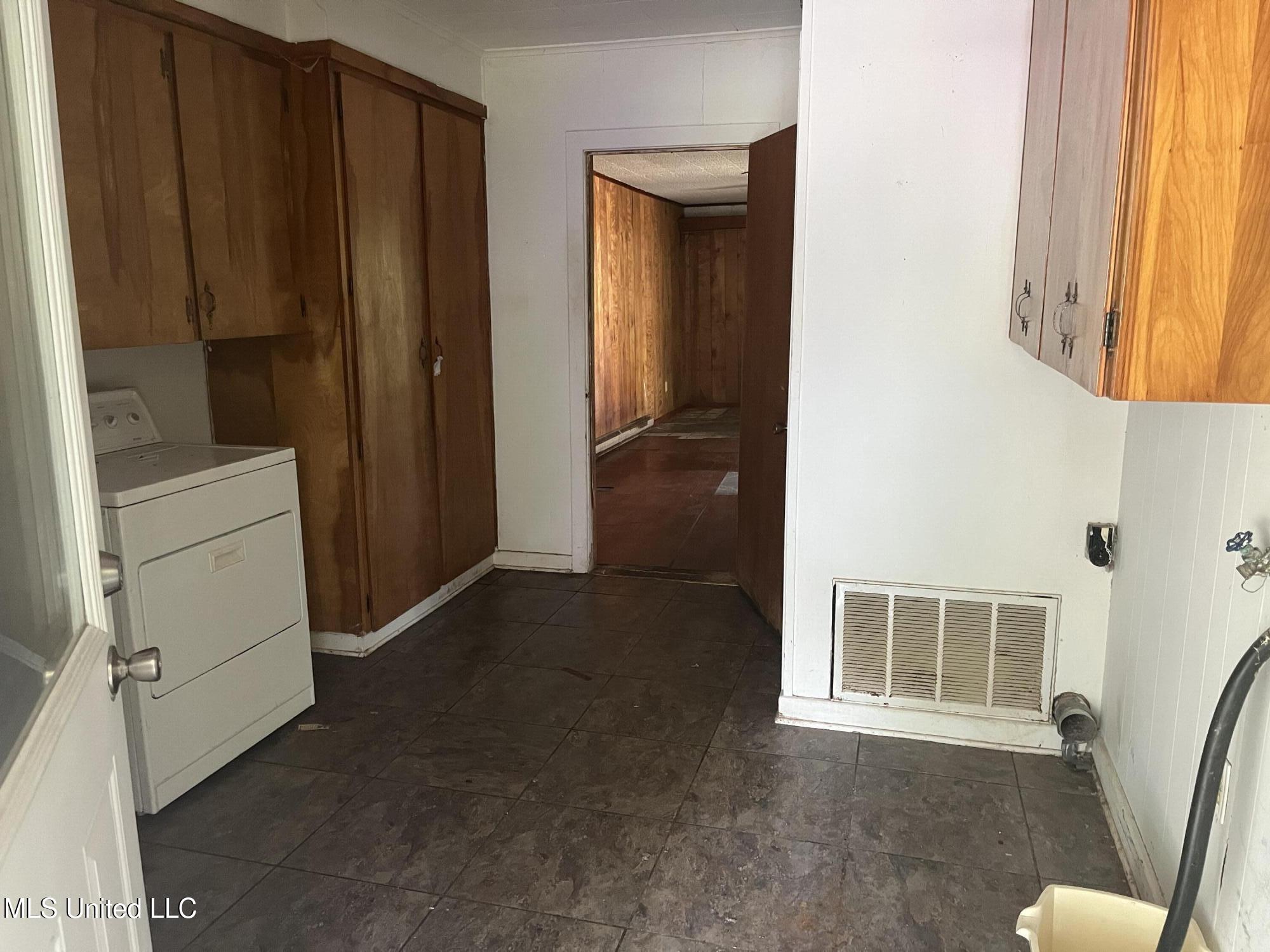 517 Washington Street Moorhead, MS 38761 - Photo 3 of 19 Laundry Room