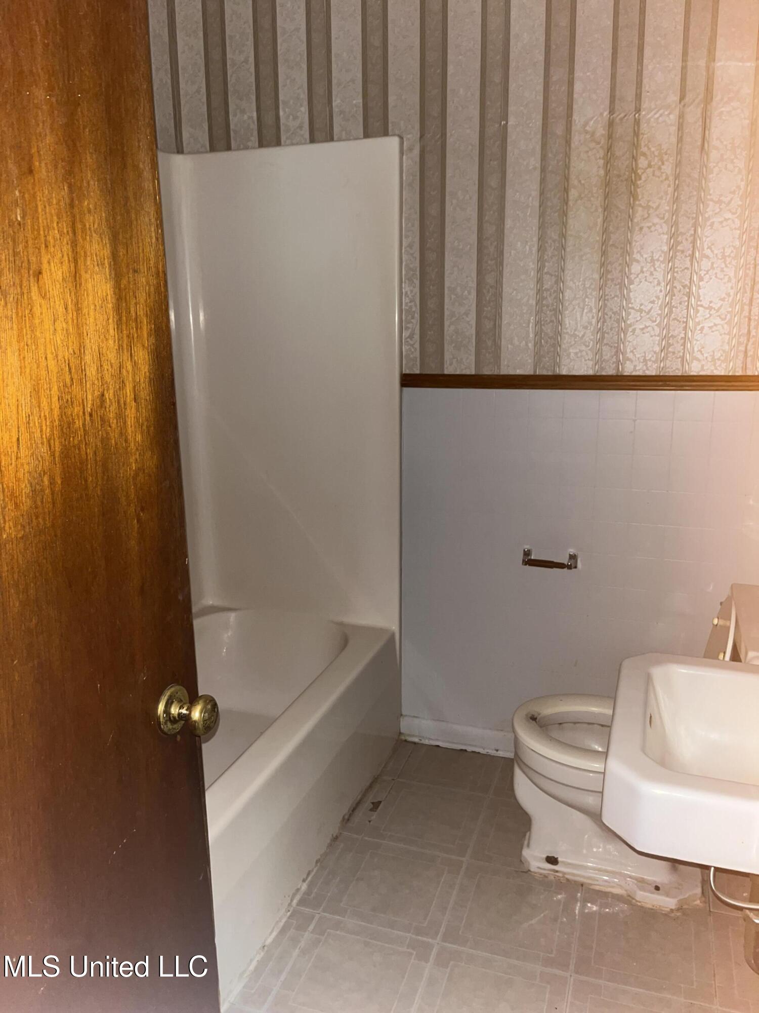 517 Washington Street Moorhead, MS 38761 - Photo 9 of 19 Hall Bath