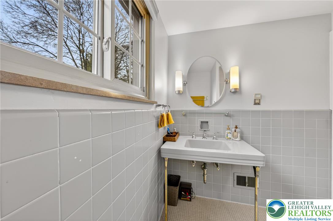 2011 Sycamore Street Bethlehem, PA 18017 - Photo 63 of 96