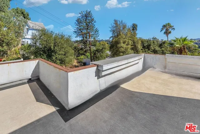 a view of a pathway of a house with wooden fence