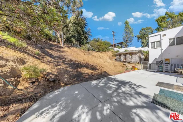a view of a yard with a tree