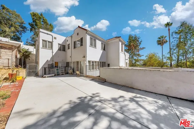 a tree in the middle of a yard