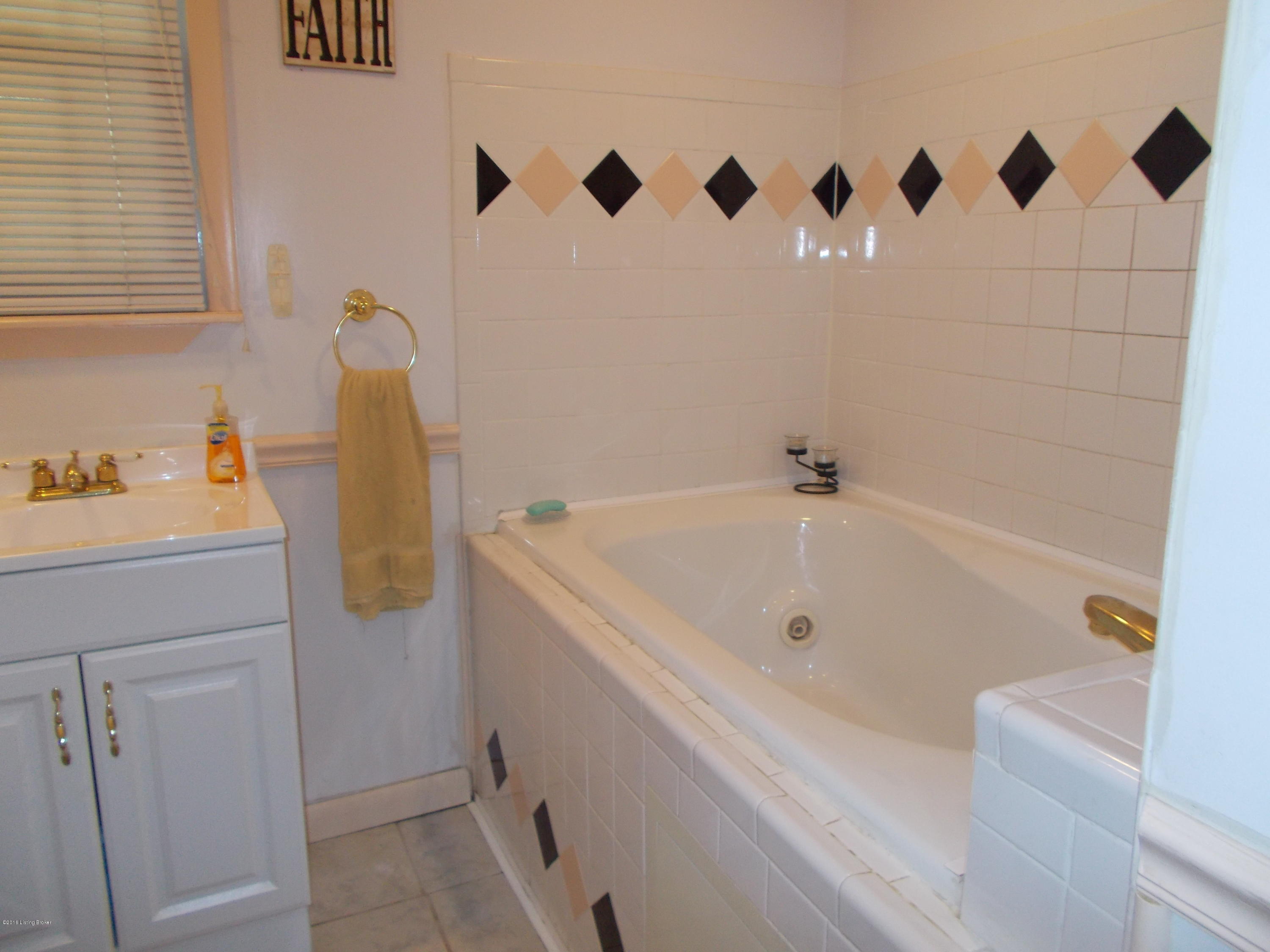 6811 Barbrook Road Louisville, KY 40258 - Photo 23 of 27 Jet tub Barbrook