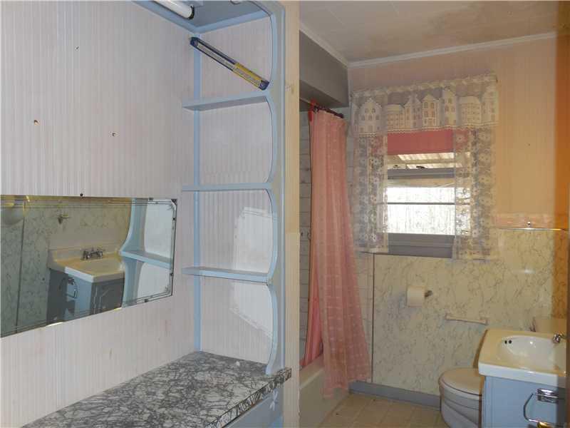 28 Thompson Road Veazie, ME 04401 - Photo 9 of 20 Bathroom.