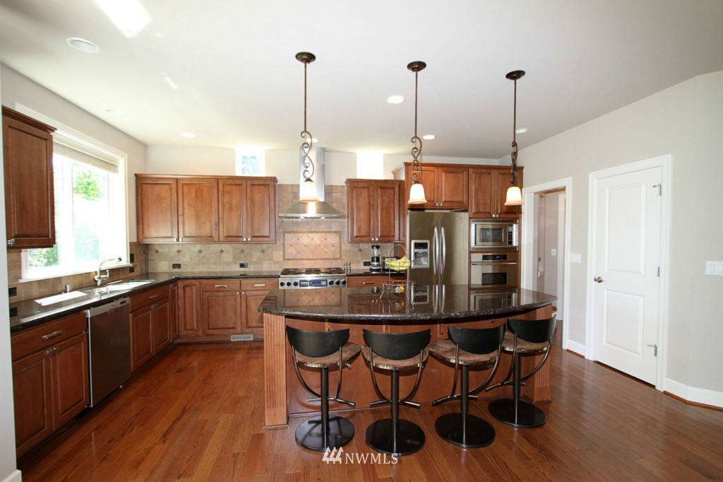 220 Ilwaco Place Southeast Renton, WA 98059 - Photo 8 of 25 Gallery Image 8