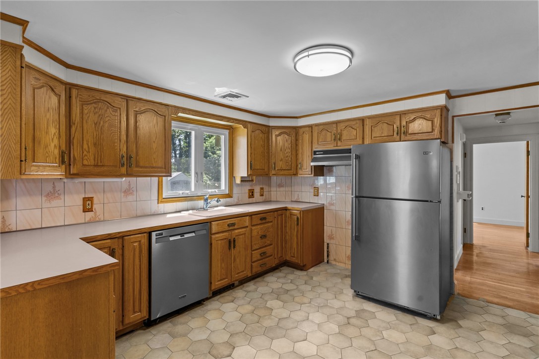 65 Howland Road Cranston, RI 02910 - Photo 13 of 41 Gallery Image 13