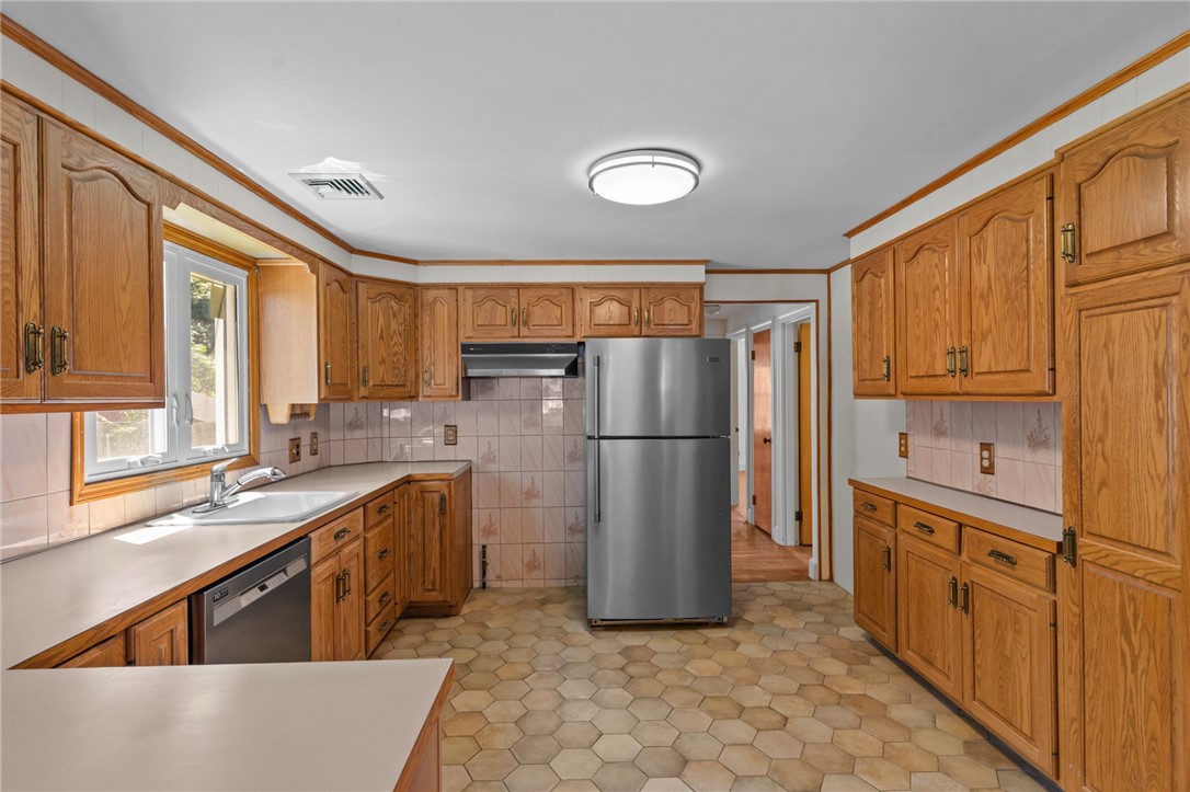 65 Howland Road Cranston, RI 02910 - Photo 14 of 41 Gallery Image 14