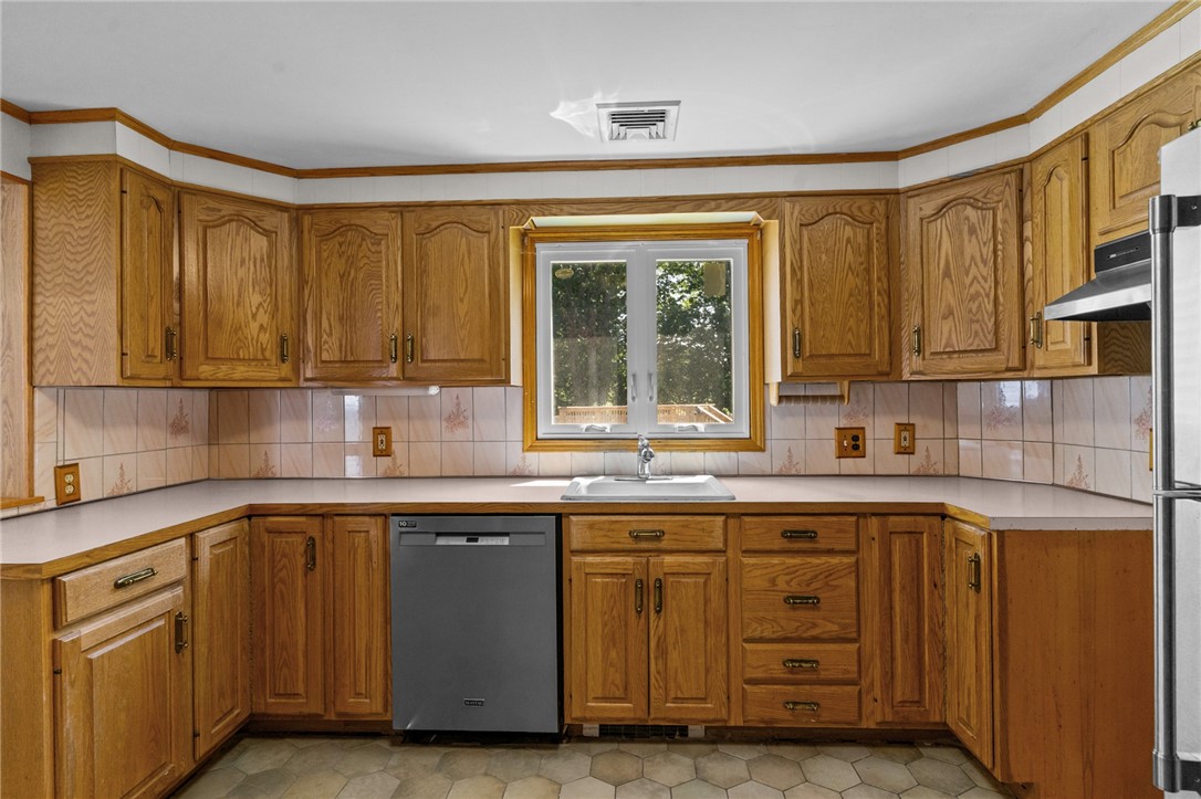 65 Howland Road Cranston, RI 02910 - Photo 17 of 41 Gallery Image 17