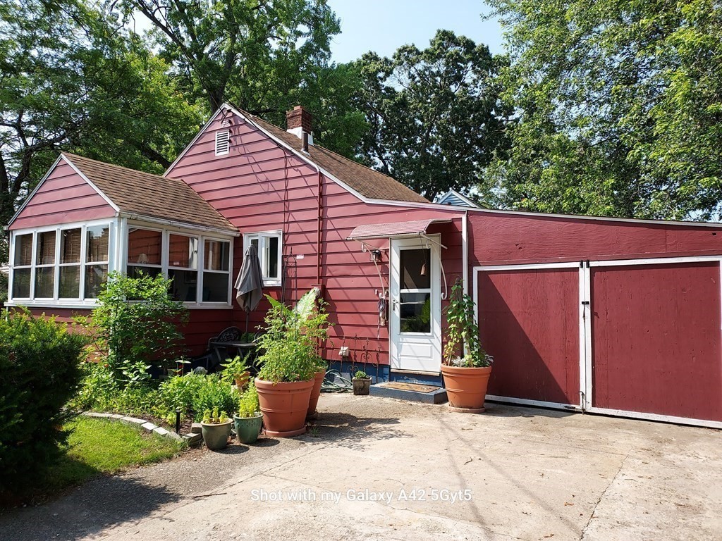 86 Linnell Street Springfield, MA 01104 - Photo 3 of 30 Gallery Image 3