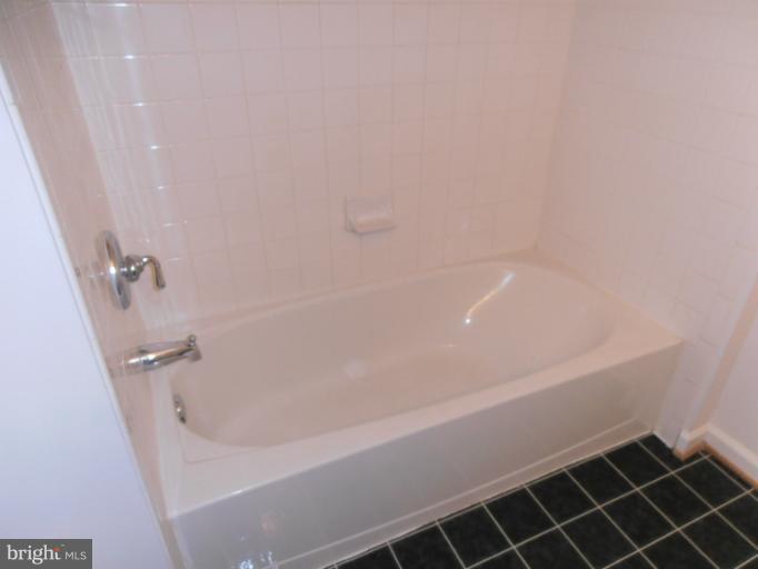 693 Winding Stream Way, Unit 302 Odenton, MD 21113 - Photo 23 of 26 a bathroom with a bathtub