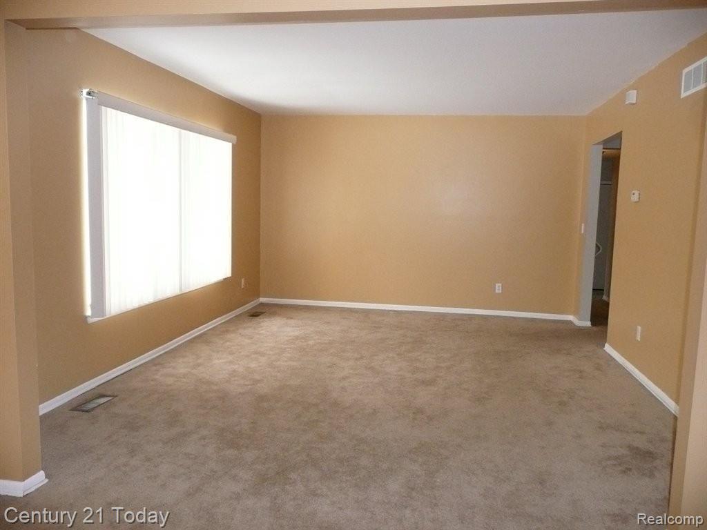 29739 Sugar Spring Road Farmington, MI 48334 - Photo 10 of 25 Living Room 17 x 13