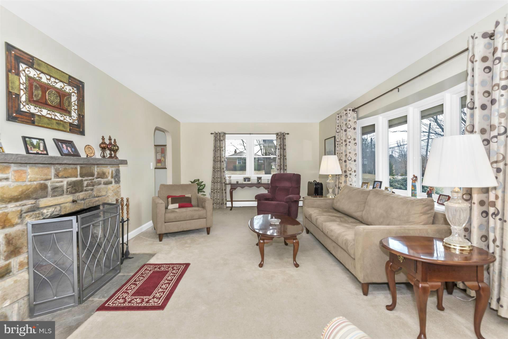 24915 Ridge Road Damascus, MD 20872 - Photo 11 of 25 Living Room