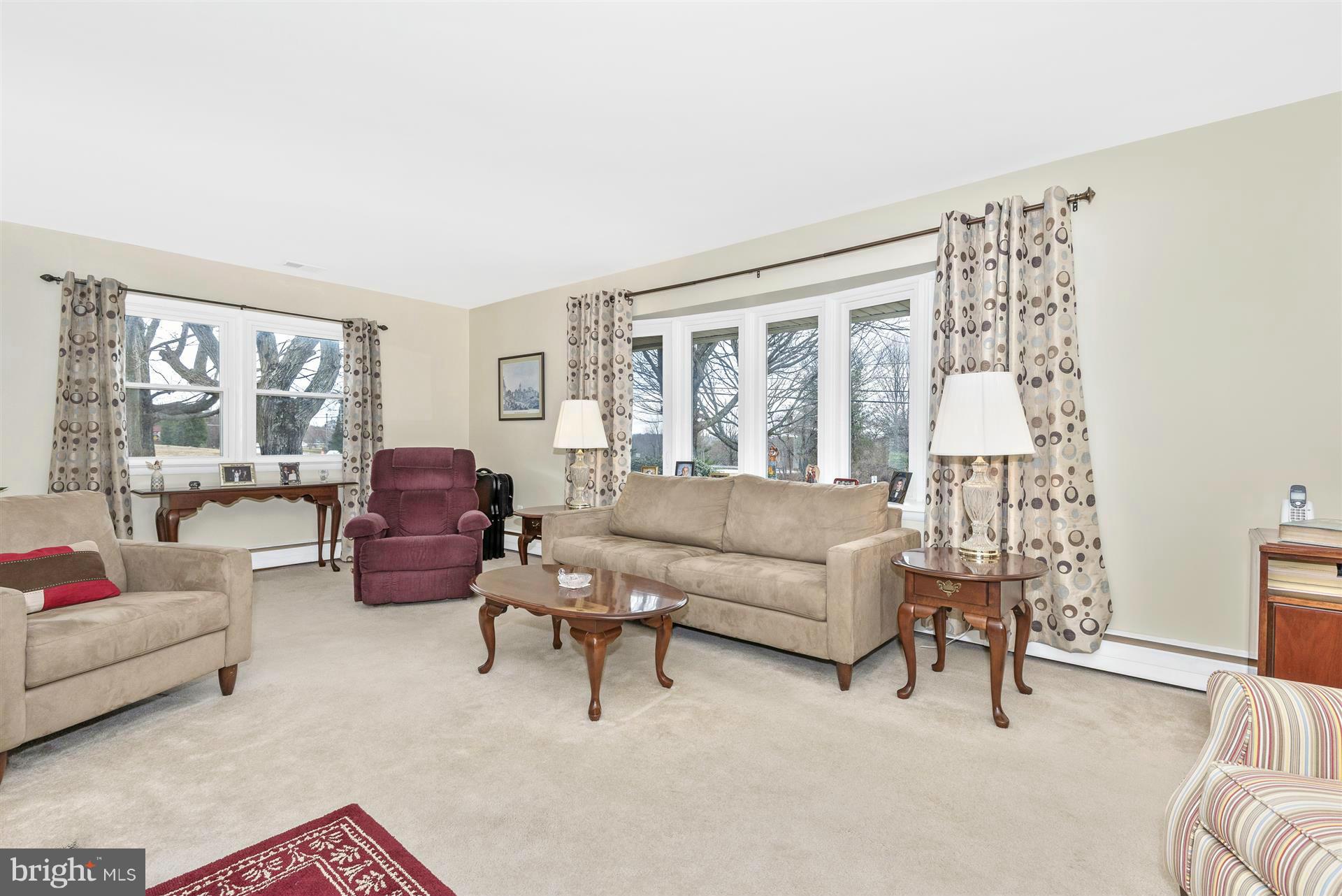 24915 Ridge Road Damascus, MD 20872 - Photo 12 of 25 Living Room