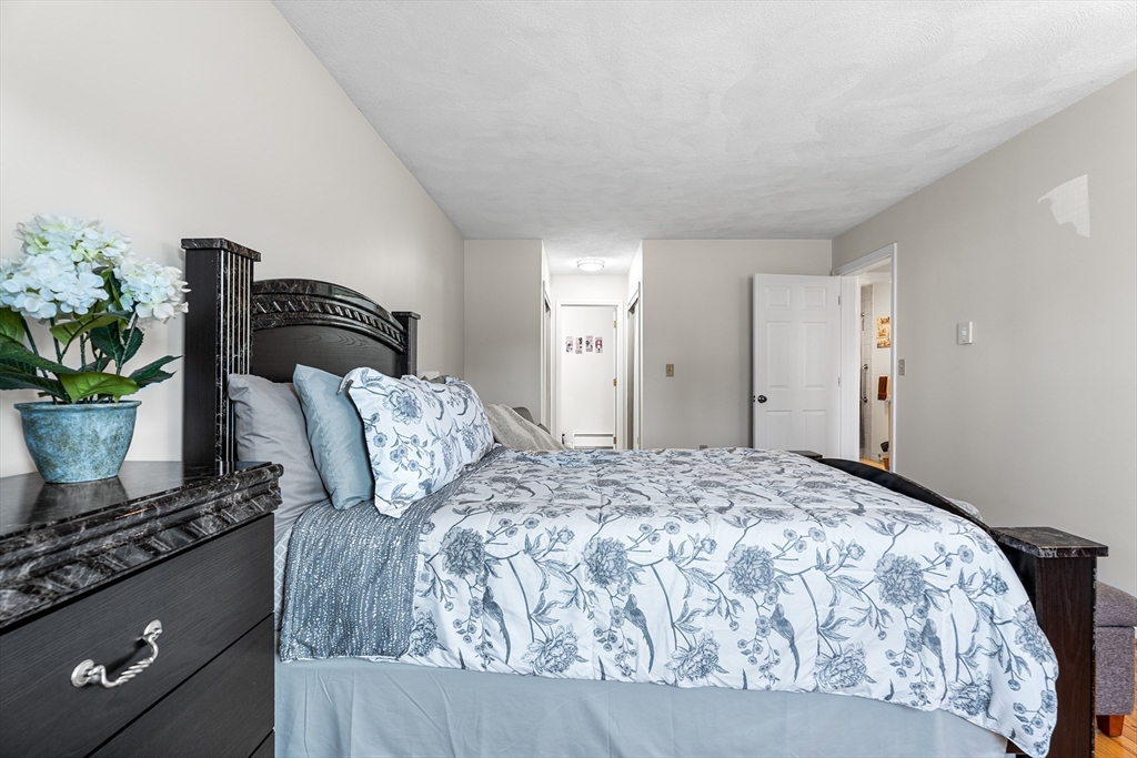 6 Erick Road, Unit 75 Mansfield, MA 02048 - Photo 16 of 20 a bedroom with a bed and a potted plant