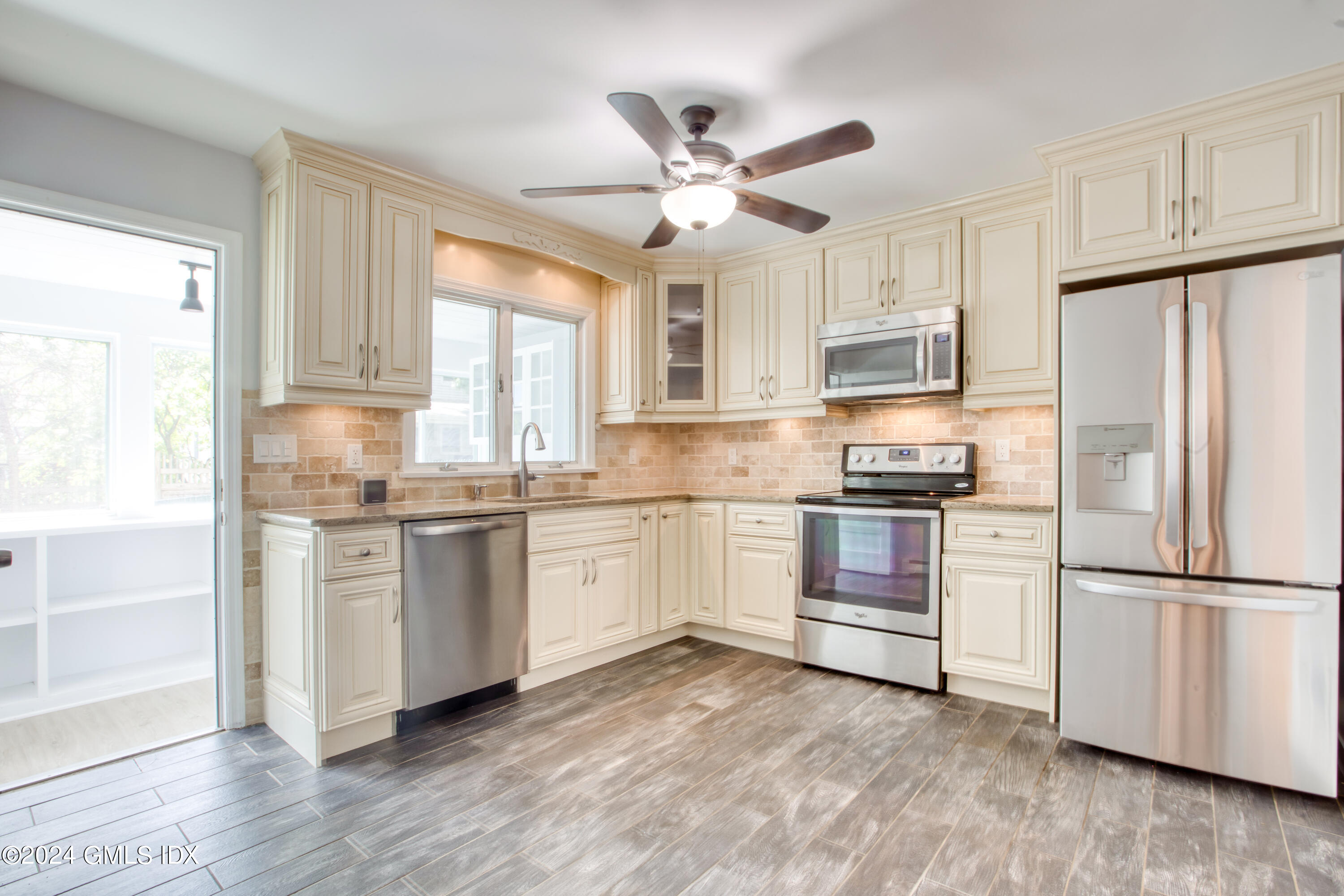 8 Ridge Place, Unit 1 Greenwich, CT 06831 - Photo 8 of 38 EAT IN KITCHEN