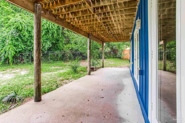 a view of a yard with plants