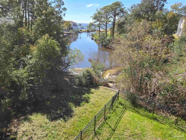 an empty room with windows and ceiling fan