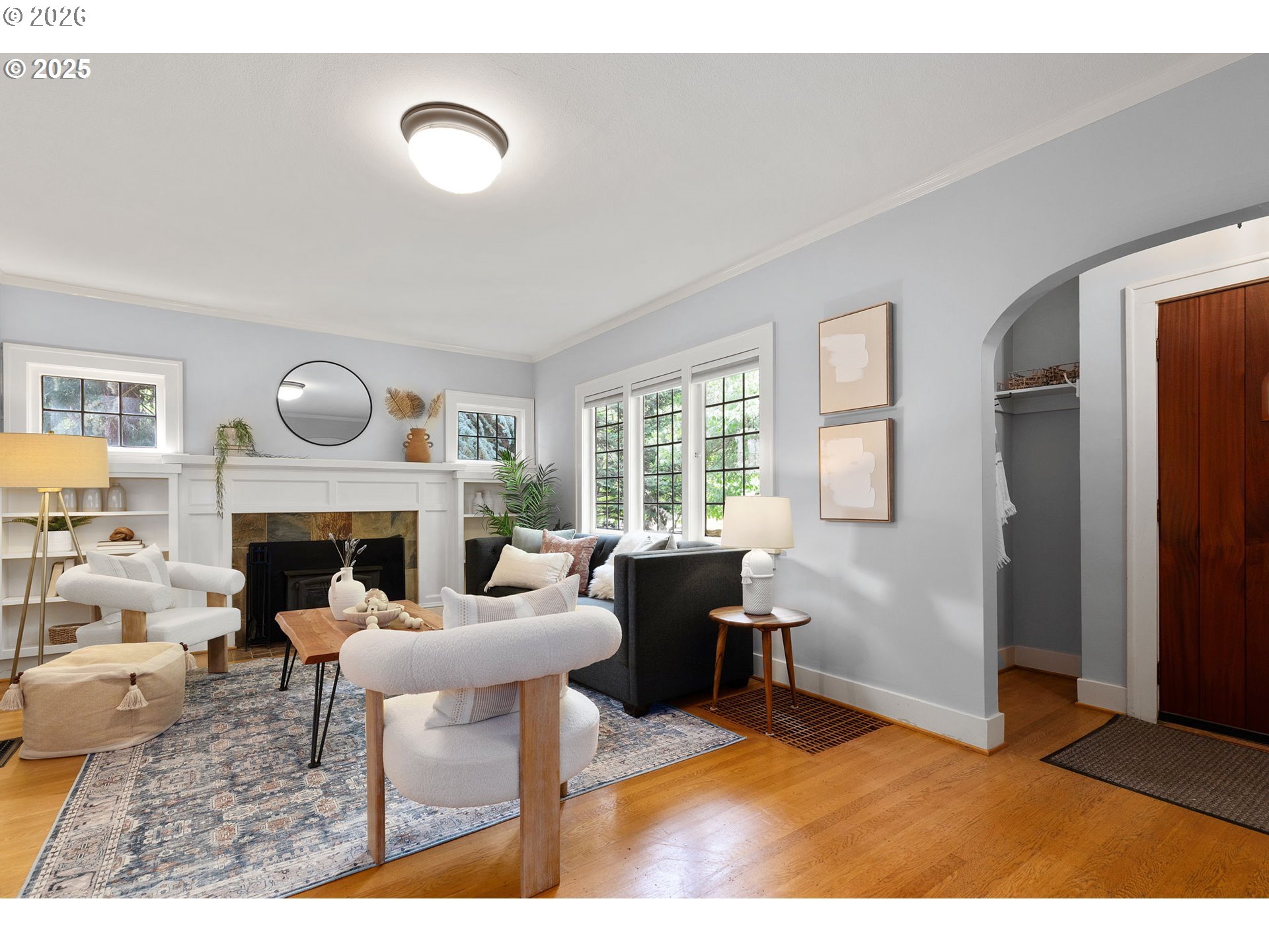 436 Southeast 44th Avenue Portland, OR 97215 - Photo 5 of 46 Living Room/Entrance