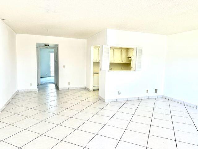142 Brighton D Boca Raton, FL 33434 - Photo 4 of 26 Dining / Living Area