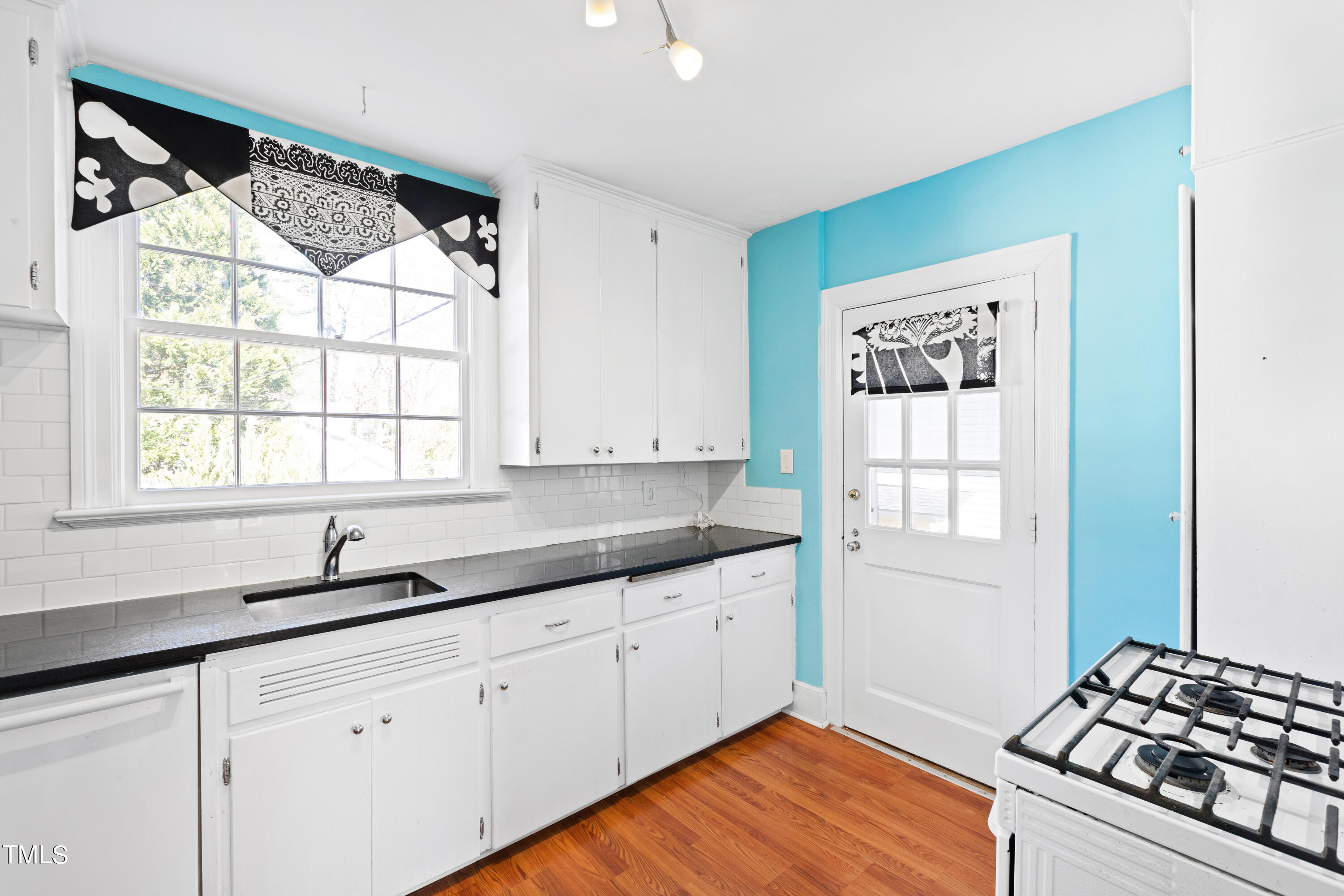 305 Hillcrest Road Raleigh, NC 27605 - Photo 11 of 45 10 Kitchen