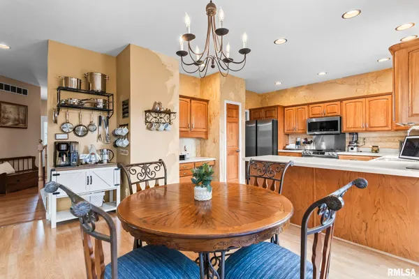 $445,000 | 2804 Hastings Road, Chatham, IL 62629