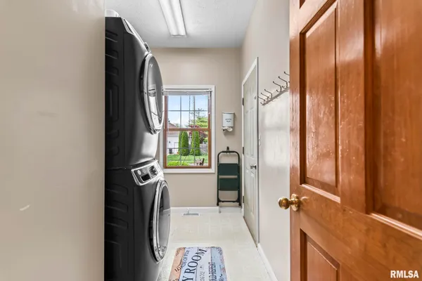 $445,000 | 2804 Hastings Road, Chatham, IL 62629