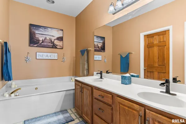 $445,000 | 2804 Hastings Road, Chatham, IL 62629