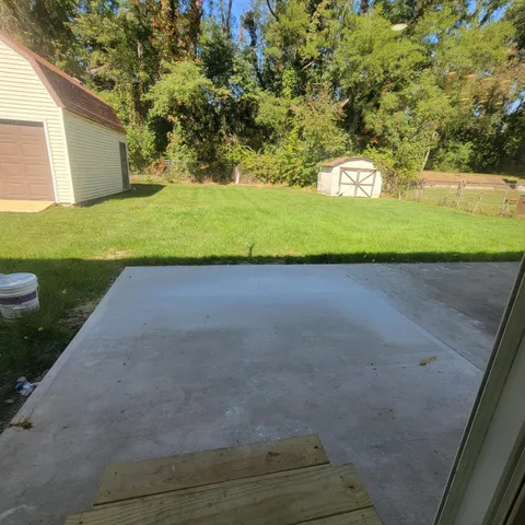a view of a back yard