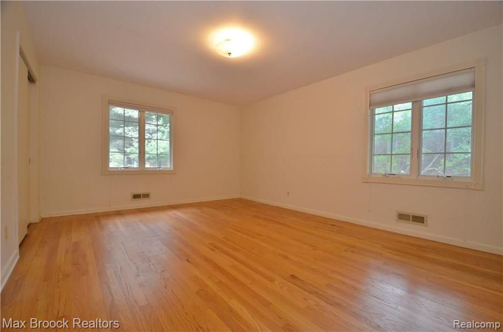 18900 Riverside Drive Beverly Hills, MI 48025 - Photo 11 of 19