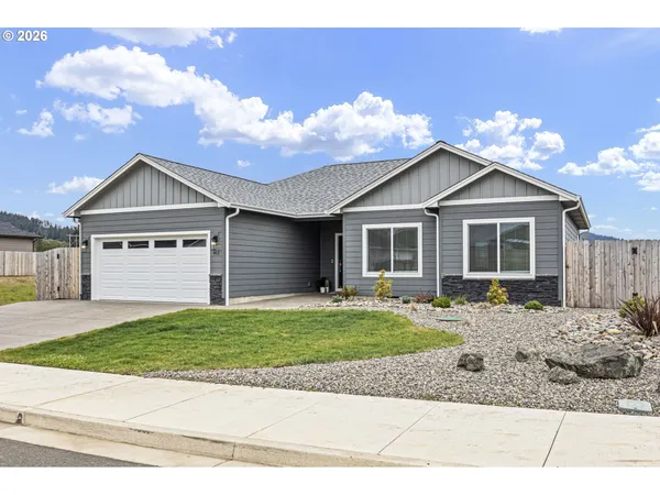 $475,000 | 912 Medina Avenue, Sutherlin, OR 97479