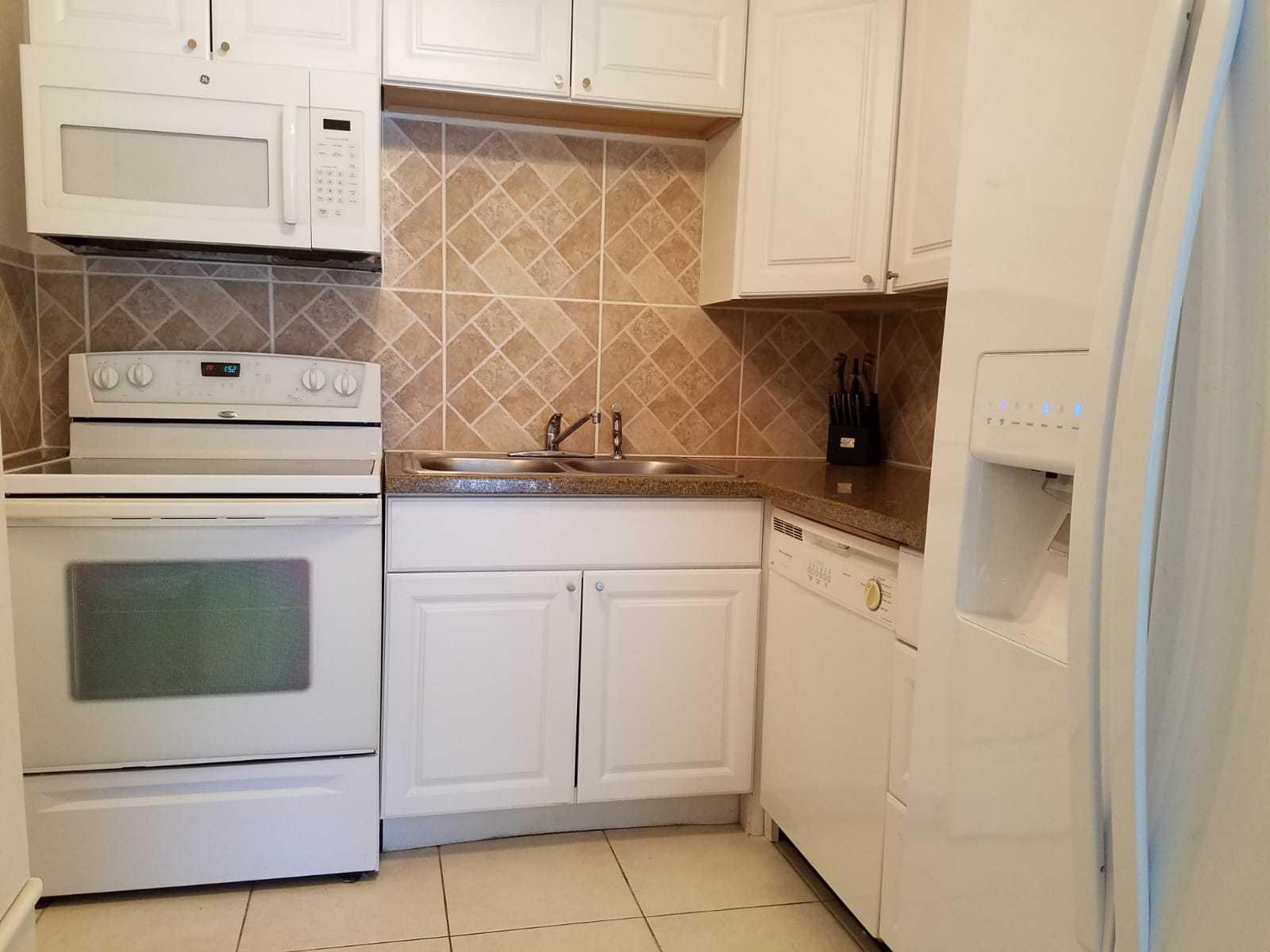 424 North Riverside Drive, Unit 206 Pompano Beach, FL 33062 - Photo 5 of 19 Kitchen