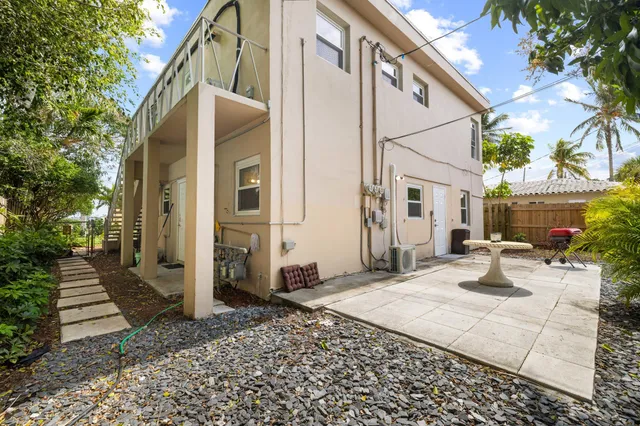 a view of a house with backyard and sitting area