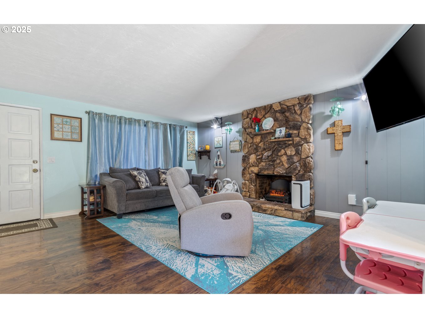 580 Ralston Drive Lebanon, OR 97355 - Photo 6 of 24 Living Room