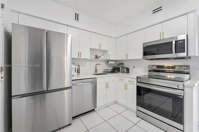 $530,000 | 5700 Collins Avenue, Unit 5B, Miami Beach, FL 33140