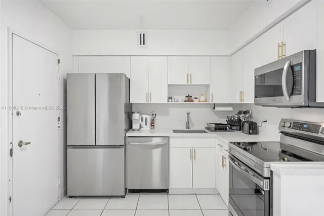$530,000 | 5700 Collins Avenue, Unit 5B, Miami Beach, FL 33140