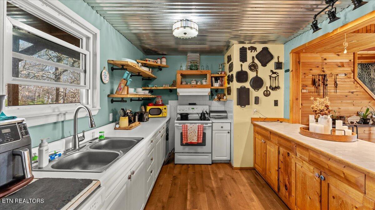 966 Chestnut Grove Road Dandridge, TN 37725 - Photo 7 of 38 06-Kitchen