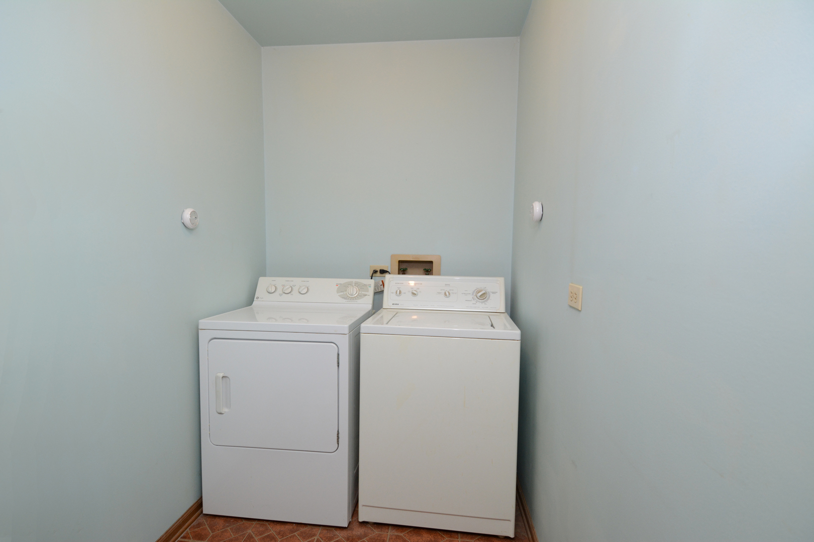 402 Heine Avenue, Unit 402 Elgin, IL 60123 - Photo 14 of 16