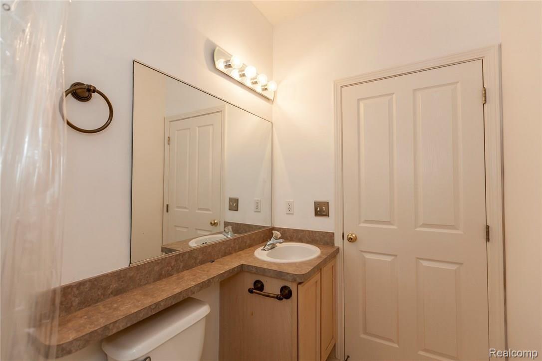 20352 Rodeo Court Southfield, MI 48075 - Photo 16 of 30 Bathroom
