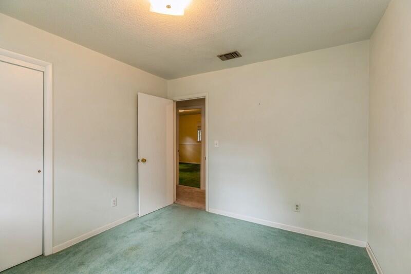 349 Powell Drive Crestview, FL 32536 - Photo 20 of 30 an empty room with an entryway