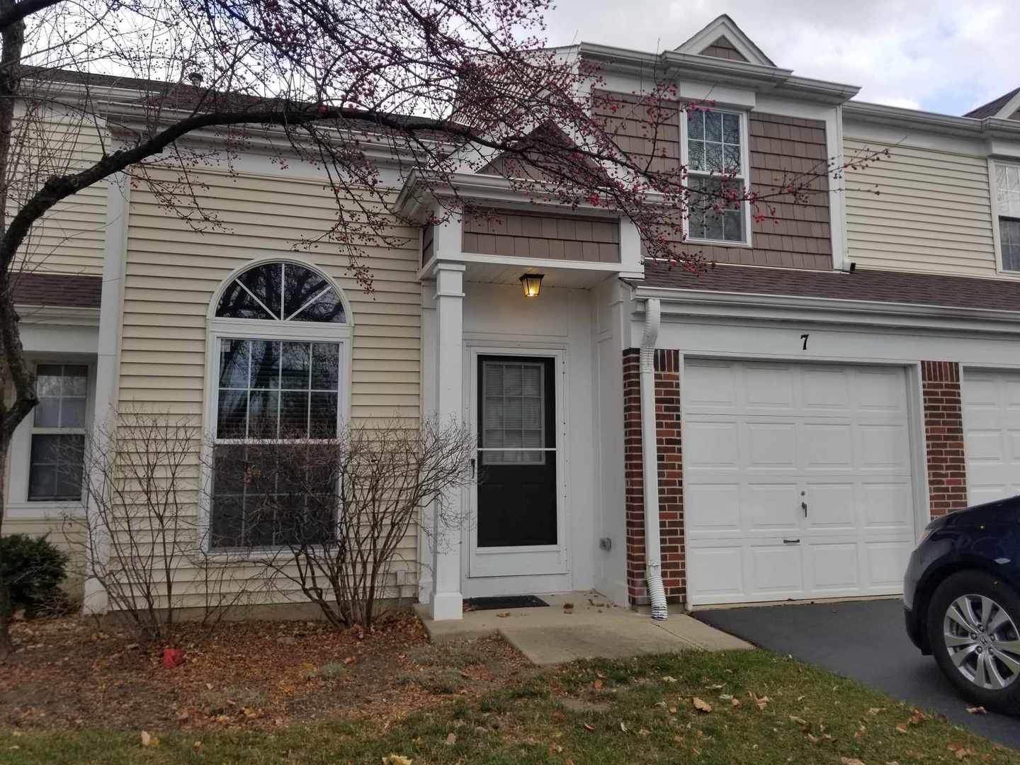 7 North Oltendorf Road Streamwood, IL 60107 - Photo 2 of 31 a front view of a house