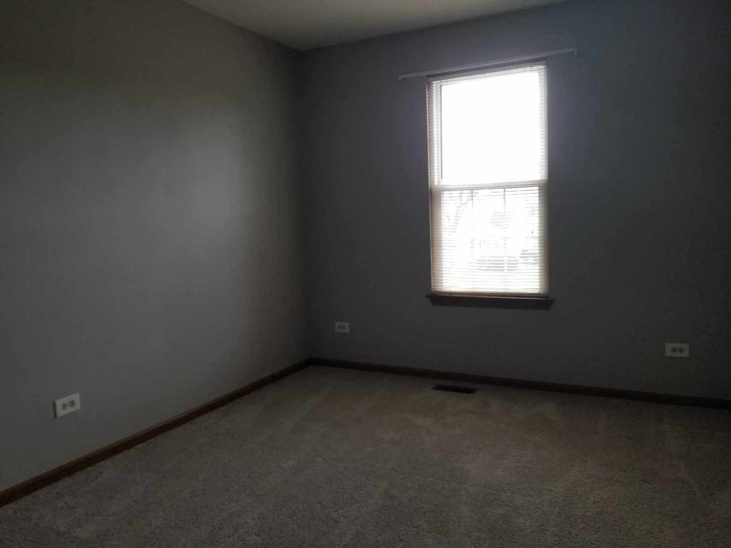7 North Oltendorf Road Streamwood, IL 60107 - Photo 21 of 31 an empty room with a window