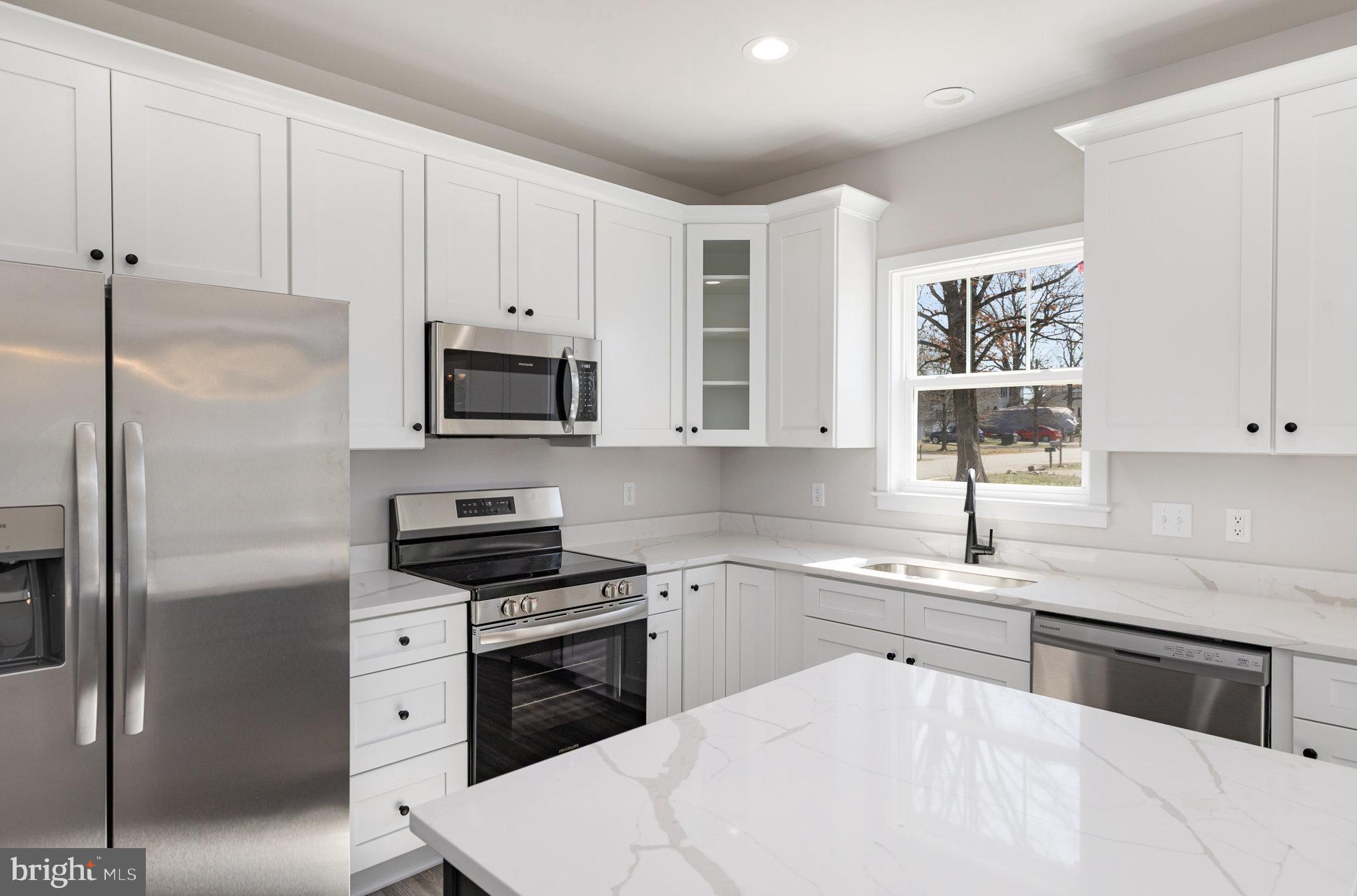 4230 Lakeview Parkway Locust Grove, VA 22508 - Photo 16 of 45 Kitchen- quartz