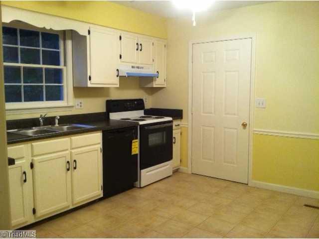 2861 Millwheel Road Pfafftown, NC 27040 - Photo 8 of 16 Kitchen.