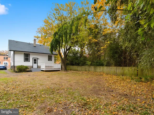a view of a house with backyard and pool