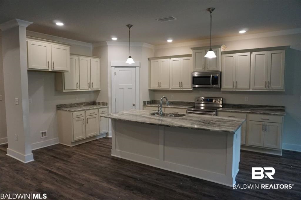 1733 South Pecan Street Foley, AL 36535 - Photo 3 of 9 Kitchen