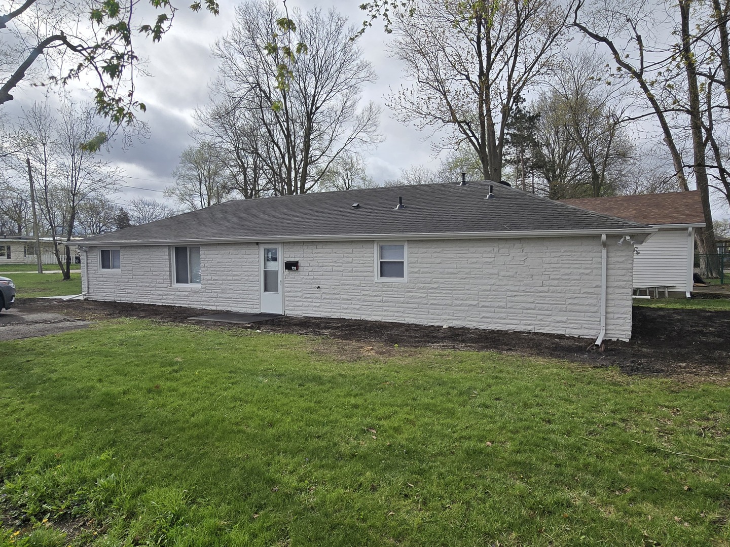 720 East Marion Street Clinton, IL 61727 - Photo 1 of 22 a backyard of a house with lots of green space