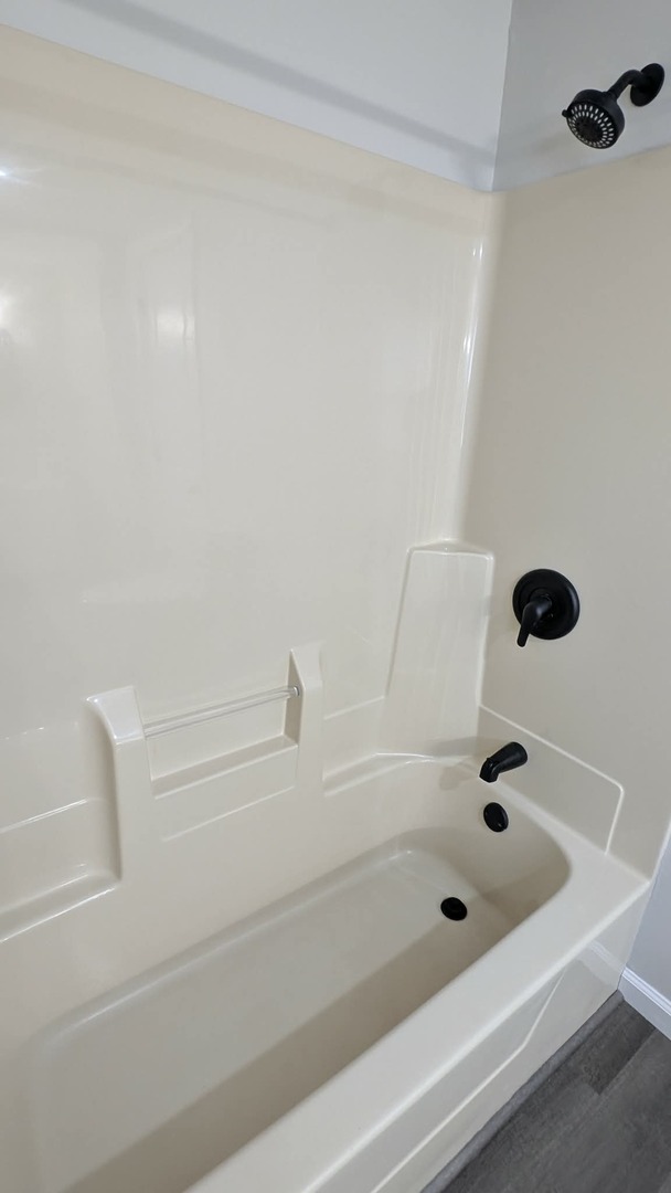 720 East Marion Street Clinton, IL 61727 - Photo 21 of 22 a bathroom with a bathtub