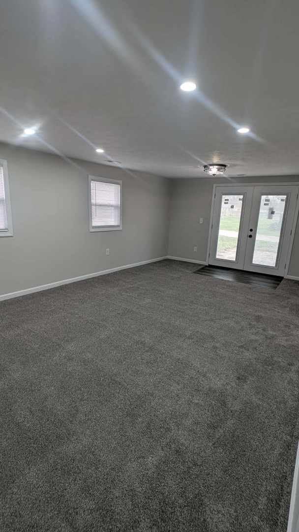 720 East Marion Street Clinton, IL 61727 - Photo 7 of 22 an empty room with windows